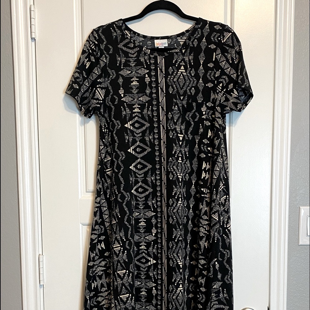 SALE! Lularoe “Carly” hi/lo dress- size S. Great swim cover up!